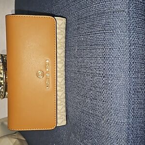 Logo Jet Set Charm Large Trifold Wallet Vanilla/Acorn
